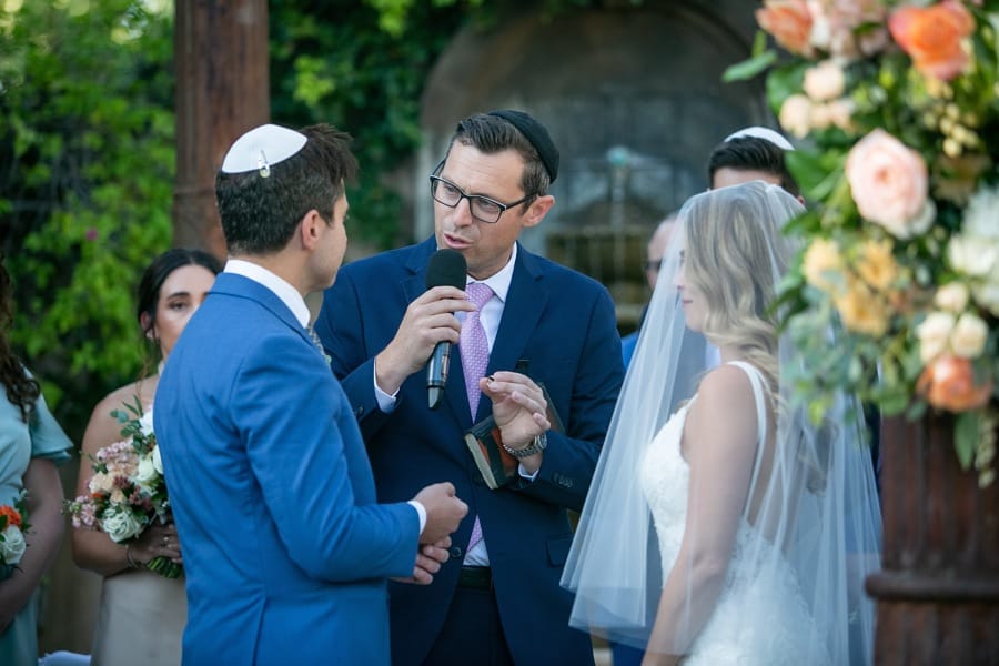 Exchanging rings under a blessing.